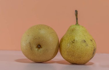 Pra Park 'ın taze meyveleri (Pyrus spp.) Turuncu arka planda. NEF.