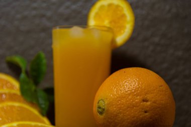 Portakal suyu ve meyve. Tazeleyici içecek. C vitamini kaynağı içeceği tazeler..