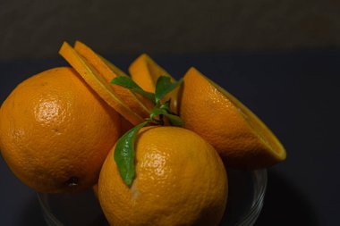 portakal meyvesi Yarı yarıya. C vitamini kaynağı. Taze meyve. Lifli yemek..