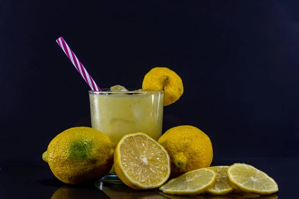 Sklenice Caipirinha Osvěžující Brazilský Nápoj Citronu Cachaa Ledu Citrony Roztroušené — Stock fotografie