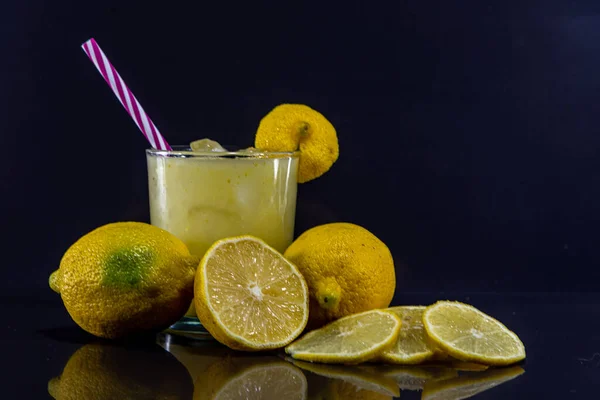 Стакан Кайпириньи Освежающий Бразильский Напиток Лимона Качаа Льда Лимоны Разбросаны — стоковое фото