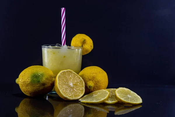 一杯鱼子酱 用柠檬 仙人掌和冰块重新装饰巴西的饮料 柠檬散落在镜像的背景上 在巴西 游客喝酒 用白兰地做的热带果汁 — 图库照片