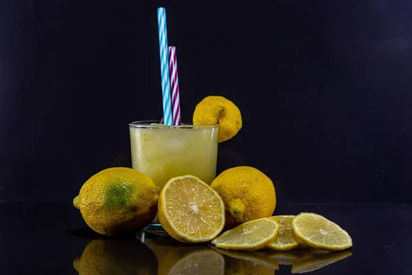一杯鱼子酱 用柠檬 仙人掌和冰块重新装饰巴西的饮料 柠檬散落在镜像的背景上 在巴西 游客喝酒 用白兰地做的热带果汁 — 图库照片