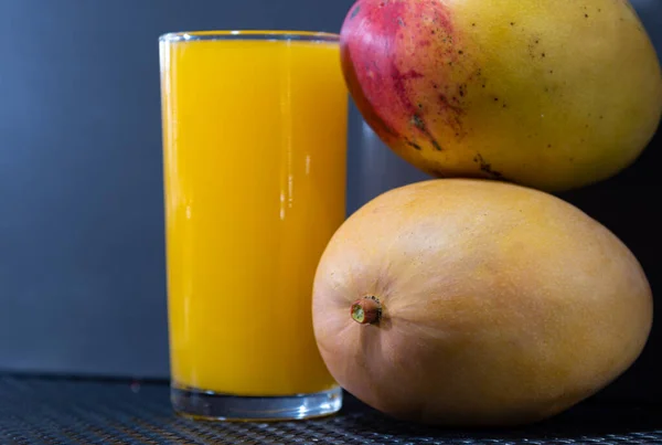 Mangový Džus Čerstvé Ovoce Exotické Ovoce Bohaté Vlákninu Detoxikační Antioxidační — Stock fotografie