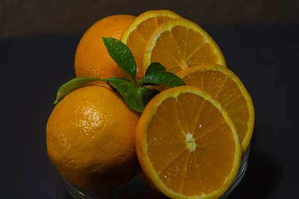 オレンジの果物 半分だ ビタミンCの源新鮮な果物 食物繊維が豊富である — ストック写真