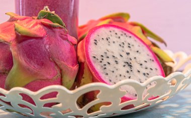 Pitaya suyu ve meyve suyu. Pitaya (bilimsel adı Cereus undatus), Meksika ve Orta Amerika 'da yetişen bir meyvedir. Egzotik meyve. Tazeleyici içecek..