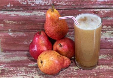 Kırmızı armut suyu (Pyrus L.). Besin bakımından zengin bir içecek. Doğal ve enerjik bir içecek. Detoks diyeti. Armut suyu hafif ve son derece besleyici bir sudur..
