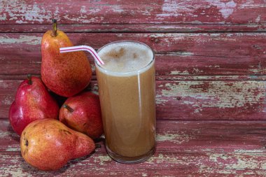 Kırmızı armut suyu (Pyrus L.). Besin bakımından zengin bir içecek. Doğal ve enerjik bir içecek. Detoks diyeti. Armut suyu hafif ve son derece besleyici bir sudur..