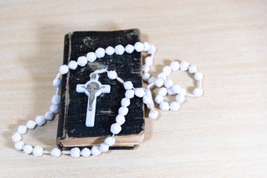 Tespih ve dini haç. Katolikliğin sembolleri. İsa 'nın çarmıha gerilmesinden sonra Hristiyanlar tarafından başlatılan bir hürmet sembolüdür..