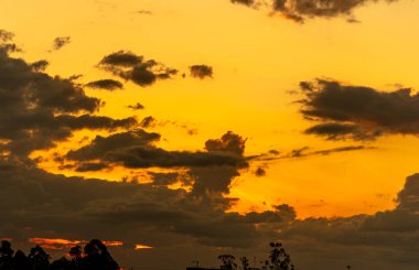 Gün batımı ve dramatik gökyüzü. Akşam ve öğleden sonra bulutlarla. Renkli renkler. Günün sonunda Latin Amerika 'da. Özgürlük ve maneviyat hissi.