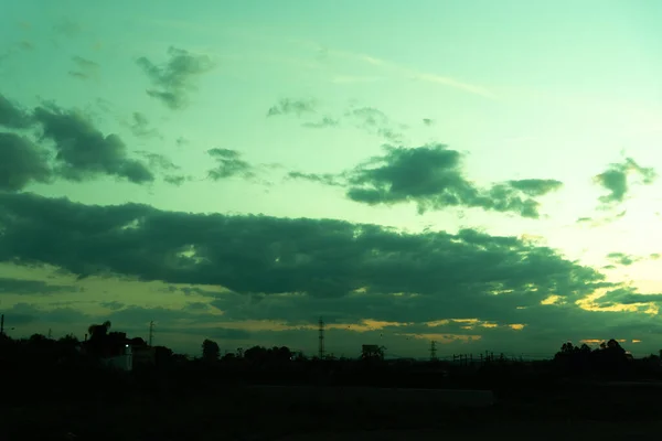 Puesta Sol Cielo Dramático Tarde Tarde Con Nubes Coloridos Tintes —  Fotos de Stock