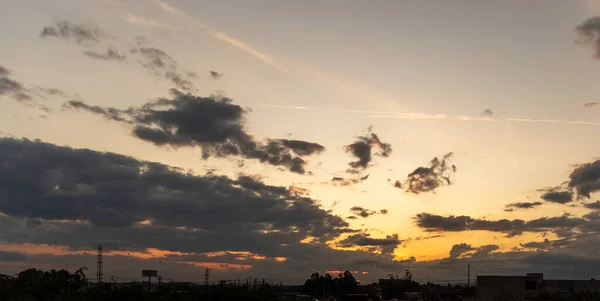 Zachód Słońca Dramatyczne Niebo Wieczór Późne Popołudnie Chmurami Kolorowe Odcienie — Zdjęcie stockowe
