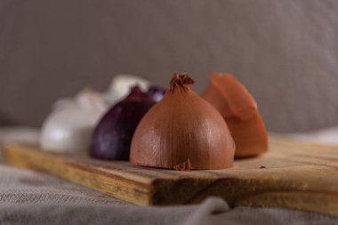 İkiye bölünmüş soğanlar. Mutfak lezzeti. Mutfakta kullanıma hazır soğanlar. Baharatlar ve baharatlar. Sağlık için önemli besin unsurları var..