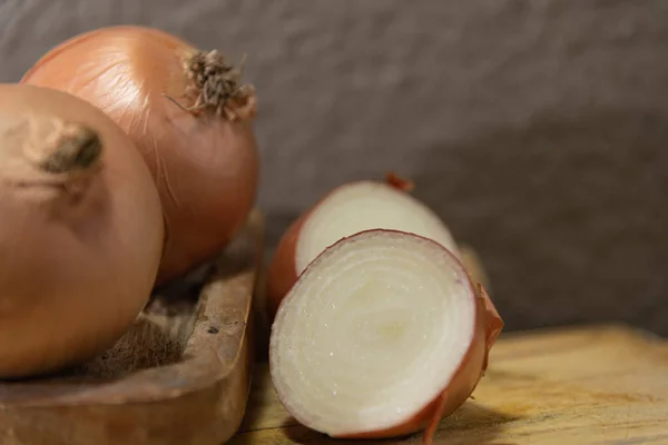 Cebollas Por Mitad Delicias Culinarias Cebolla Preparada Para Uso Cocina — Foto de Stock