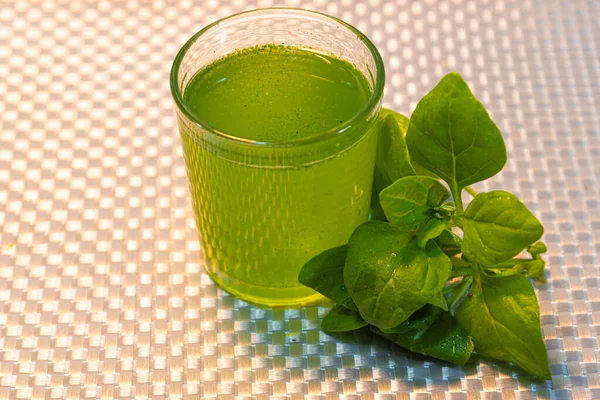 菠菜汁 排毒饮料 绿色果汁 天然饮料和饮食减肥 天然健康的食物 维生素C的来源 — 图库照片