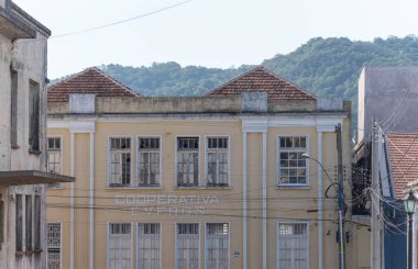 Şehir mimarisi. Mimari tarzda. Güney Brezilya şehri. Şehir ve nüfus merkezi. Şehirler. Kentleşmiş manzara. Evler. - Evlerin mimarisi. Binalar.