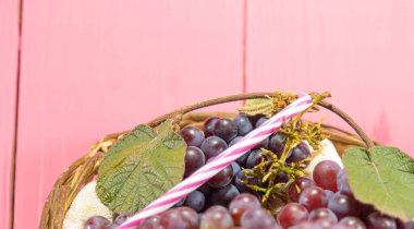 Bir demet üzüm. Pembe üzüm, aroması ve lezzet özelliklerinden dolayı, şarap yapımında yaygın olarak hammadde kaynağı olarak kullanılır. Meyve aromalı ve tatlı.