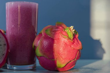 Pitaya suyuyla dolu cam bardak. Ejderha meyvesi olarak da bilinen egzotik bir meyve. Tarafsız bir tadı var, besin değeri yüksek. Ferahlatıcı, doğal ve detoks içeceği. Pembe Meyve suyu.