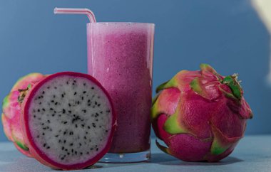 Pitaya suyuyla dolu cam bardak. Ejderha meyvesi olarak da bilinen egzotik bir meyve. Tarafsız bir tadı var, besin değeri yüksek. Ferahlatıcı, doğal ve detoks içeceği. Pembe Meyve suyu.
