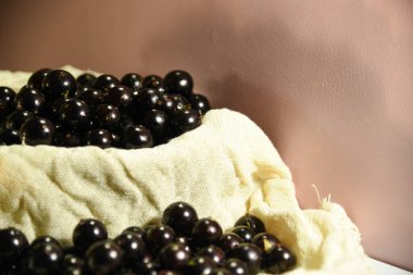 Jabuticaba, Brezilya 'nın Atlantik Ormanı' na özgü bir meyvesidir. Biraz kalori ve karbonhidrat içerir ve C, E, magnezyum, fosfor ve çinko gibi besinler açısından zengindir. Seçici odak içinde Jaboticabas.