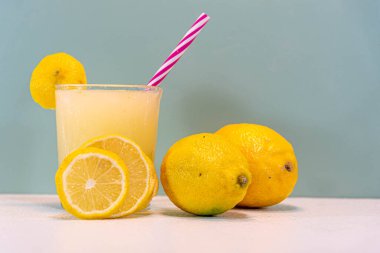 Limonata içeceğim. Limonata, yemeklere eşlik eden ya da lezzetli bir atıştırmalık besteleyen ferahlatıcı bir içecektir. Limon suyu. Yeşil arkaplan.