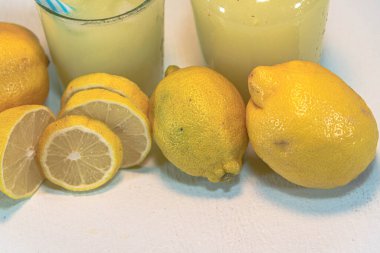 Limonata içeceğim. Limonata, yemeklere eşlik eden ya da lezzetli bir atıştırmalık besteleyen ferahlatıcı bir içecektir. Limon suyu. Yeşil arkaplan.