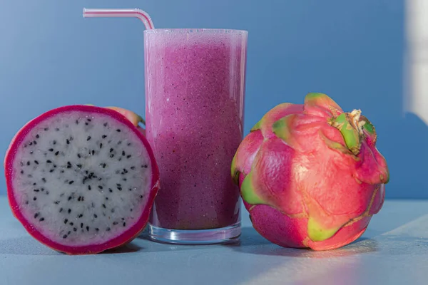 杯子里有番石榴汁 一种异国情调的水果 也被称为龙果 有中性的味道 富含营养 自然和排毒的饮料 粉红果汁 — 图库照片