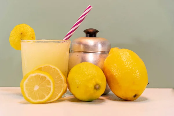Osvěžující Limonádový Nápoj Limonáda Osvěžující Nápoj Který Může Doprovázet Jídla — Stock fotografie