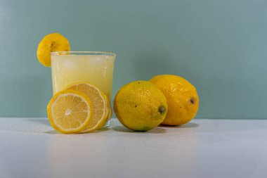 Bir bardak limon suyu ve meyve suyu. Sicilya limonu C vitamini% 88 içerir ayrıca A vitamini, B1 vitamini, B2 vitamini ve B3 vitamini, demir, fosfor, magnezyum ve potasyum açısından zengindir..
