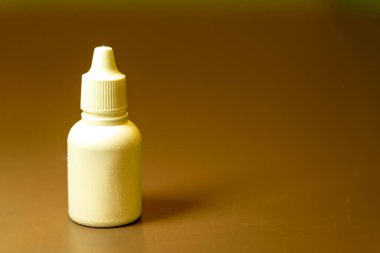 Beyaz ilaç şişesi. İlaç deposu için konteyner. İlaç ürünleri için ambalaj.