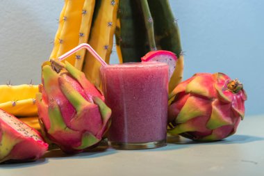 Pitaya suyu ve taze meyve. Pitaya suyu vitamin açısından zengindir ve sağlık için harikadır. Detoks ve düşük kalorili içecek. Egzotik ve ferahlatıcı bir içecek. Ejderha meyvesi.
