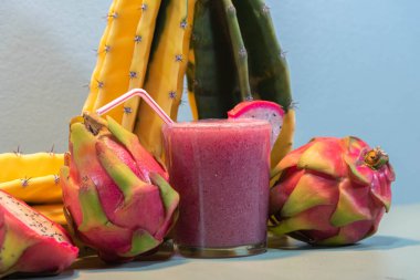 Pitaya suyu ve taze meyve. Pitaya suyu vitamin açısından zengindir ve sağlık için harikadır. Detoks ve düşük kalorili içecek. Egzotik ve ferahlatıcı bir içecek. Ejderha meyvesi.