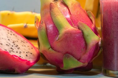 Pitaya suyu ve taze meyve. Pitaya suyu vitamin açısından zengindir ve sağlık için harikadır. Detoks ve düşük kalorili içecek. Egzotik ve ferahlatıcı bir içecek. Ejderha meyvesi.