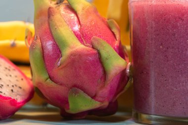 Pitaya suyu ve taze meyve. Pitaya suyu vitamin açısından zengindir ve sağlık için harikadır. Detoks ve düşük kalorili içecek. Egzotik ve ferahlatıcı bir içecek. Ejderha meyvesi.