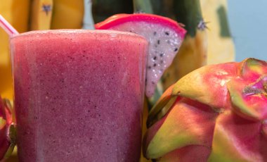 Pitaya suyu ve taze meyve. Pitaya suyu vitamin açısından zengindir ve sağlık için harikadır. Detoks ve düşük kalorili içecek. Egzotik ve ferahlatıcı bir içecek. Ejderha meyvesi.