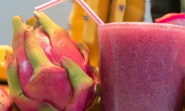 Pitaya suyu ve taze meyve. Pitaya suyu vitamin açısından zengindir ve sağlık için harikadır. Detoks ve düşük kalorili içecek. Egzotik ve ferahlatıcı bir içecek. Ejderha meyvesi.