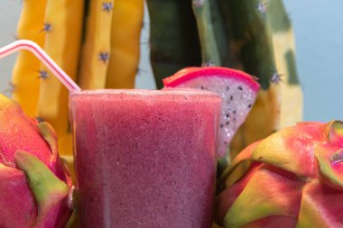 Pitaya suyu ve taze meyve. Pitaya suyu vitamin açısından zengindir ve sağlık için harikadır. Detoks ve düşük kalorili içecek. Egzotik ve ferahlatıcı bir içecek. Ejderha meyvesi.