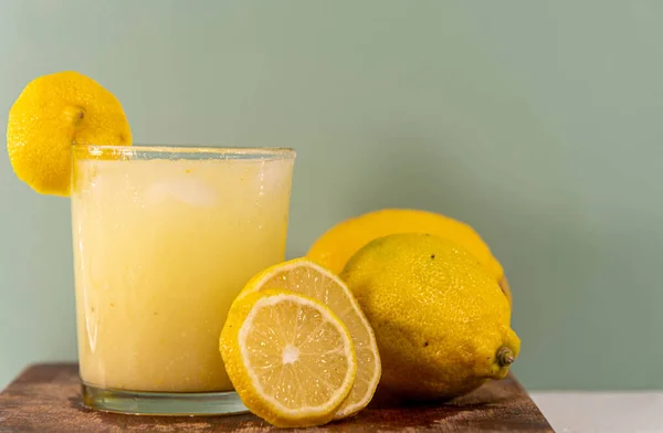 レモンジュースと果物のガラス ビタミンA ビタミンB1 ビタミンB2 ビタミンB3 マグネシウム カリウムが豊富に含まれています — ストック写真