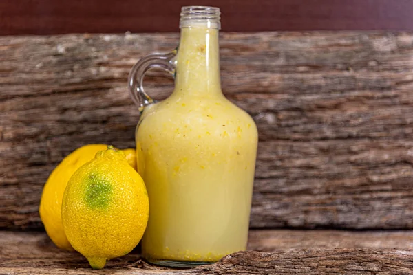 Der Zitronensaft Auf Dem Hölzernen Hintergrund Zitrone Ist Der Beste — Stockfoto