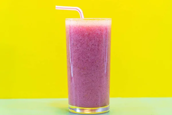 木瓜汁龙果木瓜果汁是对抗粉刺的一种强效饮料 这是因为它富含维生素B2 排毒和低热量饮料 — 图库照片