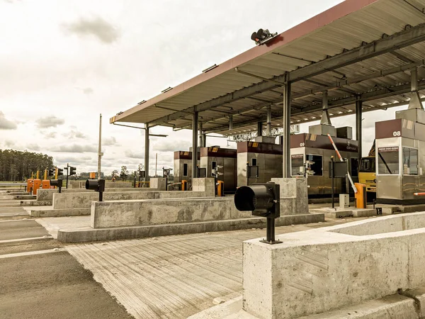 Toll plaza. A toll is a right of way paid through a fee to the municipality or delegated concessionaire, to reimburse the costs of building and maintaining a transport route.