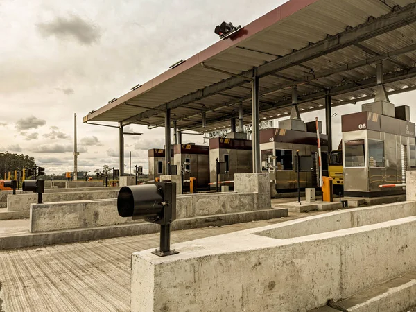 Toll plaza. A toll is a right of way paid through a fee to the municipality or delegated concessionaire, to reimburse the costs of building and maintaining a transport route.