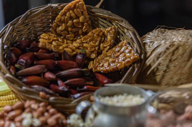Haziran şenlikleri için yiyecek. Haziran şenliklerinin tipik mutfağı Haziran 'da gerçekleşen So Joo, Santo Antnio ve So Pedro' ya hürmet şenlikleri için yapılan yemeklerden oluşur.