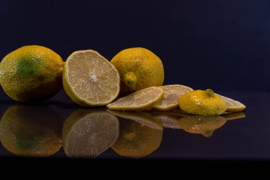 Sarı ya da Sicilya limonu. Sicilya limonu uzun bir şekle sahiptir ve sarı kabuk oldukça kalındır. Güzel kokusuyla tanınsa da, diğer türler kadar sulu değildir..