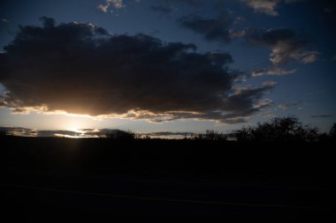 Kırsal alan. Brezilya ve Uruguay sınırındaki Pampa biyolojisi. Güney Amerika 'da tarlalar ve bulutlar. Dramatik bir gökyüzü. Alaca karanlık renkleri. Huzur ve sakinlik. Sükunet hissi.