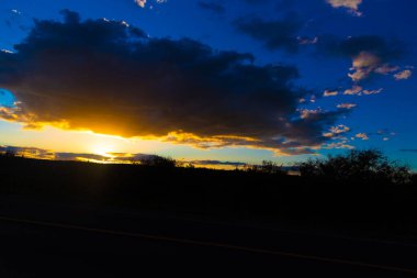 Kırsal alan. Brezilya ve Uruguay sınırındaki Pampa biyolojisi. Güney Amerika 'da tarlalar ve bulutlar. Dramatik bir gökyüzü. Alaca karanlık renkleri. Huzur ve sakinlik. Sükunet hissi.