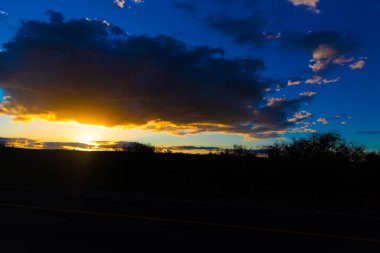 Kırsal alan. Brezilya ve Uruguay sınırındaki Pampa biyolojisi. Güney Amerika 'da tarlalar ve bulutlar. Dramatik bir gökyüzü. Alaca karanlık renkleri. Huzur ve sakinlik. Sükunet hissi.