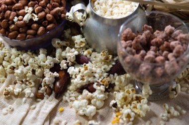 Tipik yiyecekler. Tatlı ve lezzetli. Brezilya 'da haziran festivalleri. Carrapinha, patlamış mısır, hominy ve çam fıstığı. Manta vatozu. Aziz John Günü. Tipik festivaller. Brezilya folkloru. Şekerler.