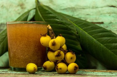 Loquat suyu (Eriobotrya japonica). Par-erik ve Japon eriği olarak da bilinir. Bağışıklık sistemini güçlendirmek için meyve. Antioksidan. İdrar söktürücü meyve ve su açısından zengin