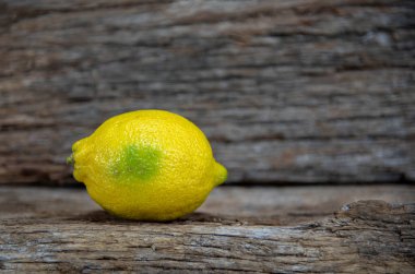 Sarı ya da Sicilya limonu. Sicilya limonu uzun bir şekle sahiptir ve sarı kabuk oldukça kalındır. Güzel kokusuyla tanınsa da, diğer türler kadar sulu değildir..